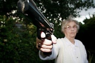 Російська пенсіонерка замовила потрійне вбивство своїх знайомих оперативнику