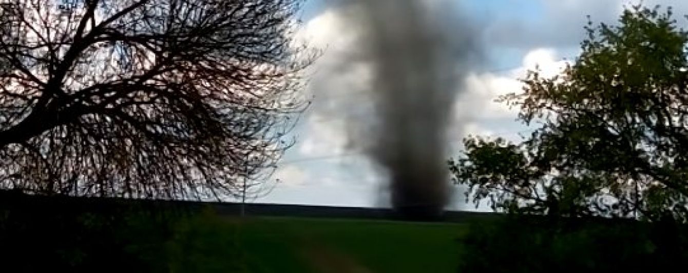 На Тернопільщині очевидці зняли відео моторошного смерчу