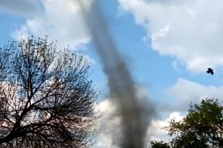 На Тернопільщині очевидці зняли відео моторошного смерчу