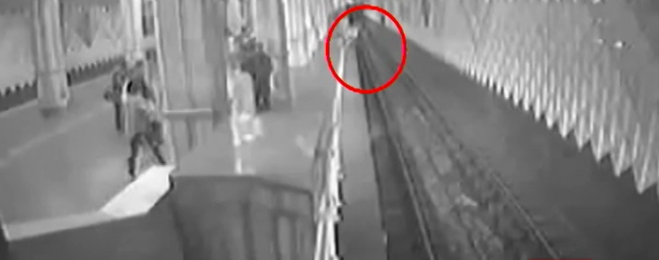 Харківські правоохоронці "взялися" за жінку, котра з двома доньками стрибнула під потяг метро