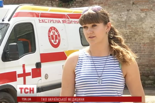 Непомітні героїні: українські жінки-медсестри рятують бійців просто на передовій АТО