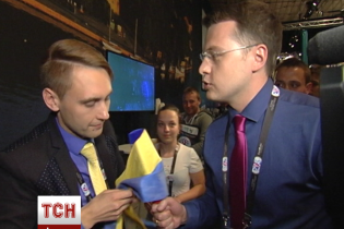 Журналіст ТСН пов'язав український прапор на мікрофон російського репортера на Євробаченні. Відео