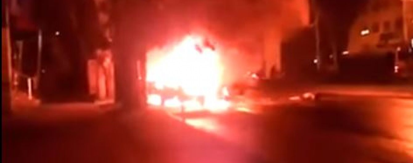 У центрі окупованого Донецька вибухнуло авто