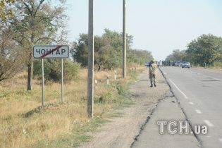 Сотні мітингувальників під прицілом російських БТРів підійшли до кордону з окупованим Кримом