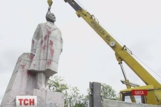 Спроба №2: в Одесі комунальники нарешті демонтували найбільшого Леніна