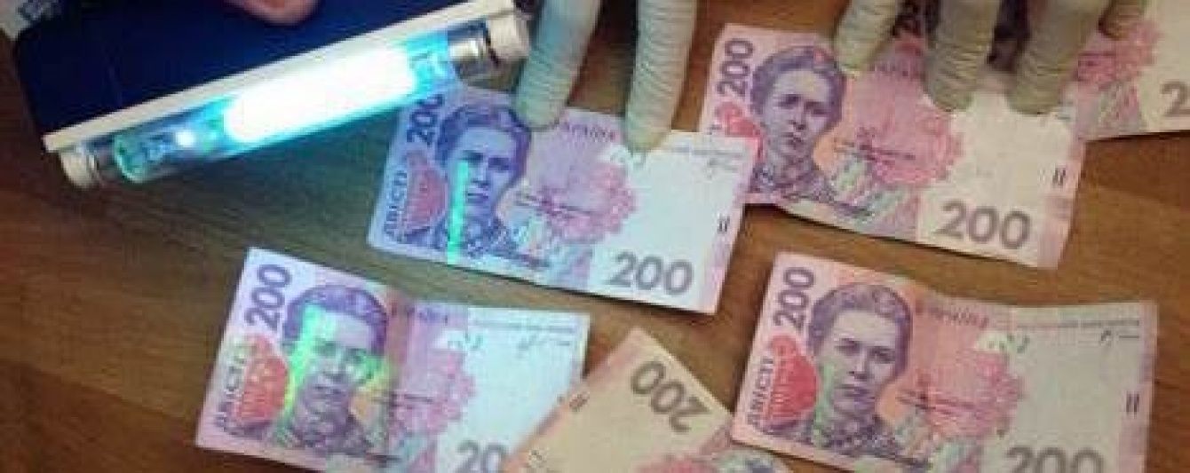 На Хмельниччині під час затримання начальник намагався з'їсти хабар