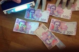 На Хмельниччині під час затримання начальник намагався з'їсти хабар