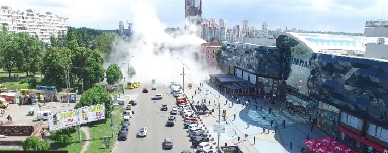 У центрі Києва прорвало трубопровід: струмінь води сягав 20 метрів у висоту
