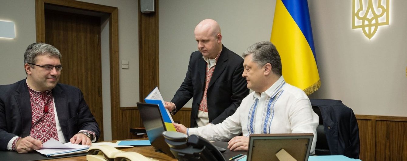 Патріотичний дрес-код. Порошенко прийшов на Банкову у вишиванці