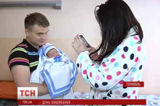 Народжені у вишиванках: у Тернополі влада подарувала новонародженим український одяг