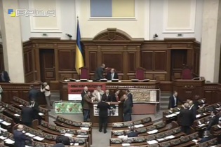 Радикали Ляшка прийшли в Раду з розкладачками