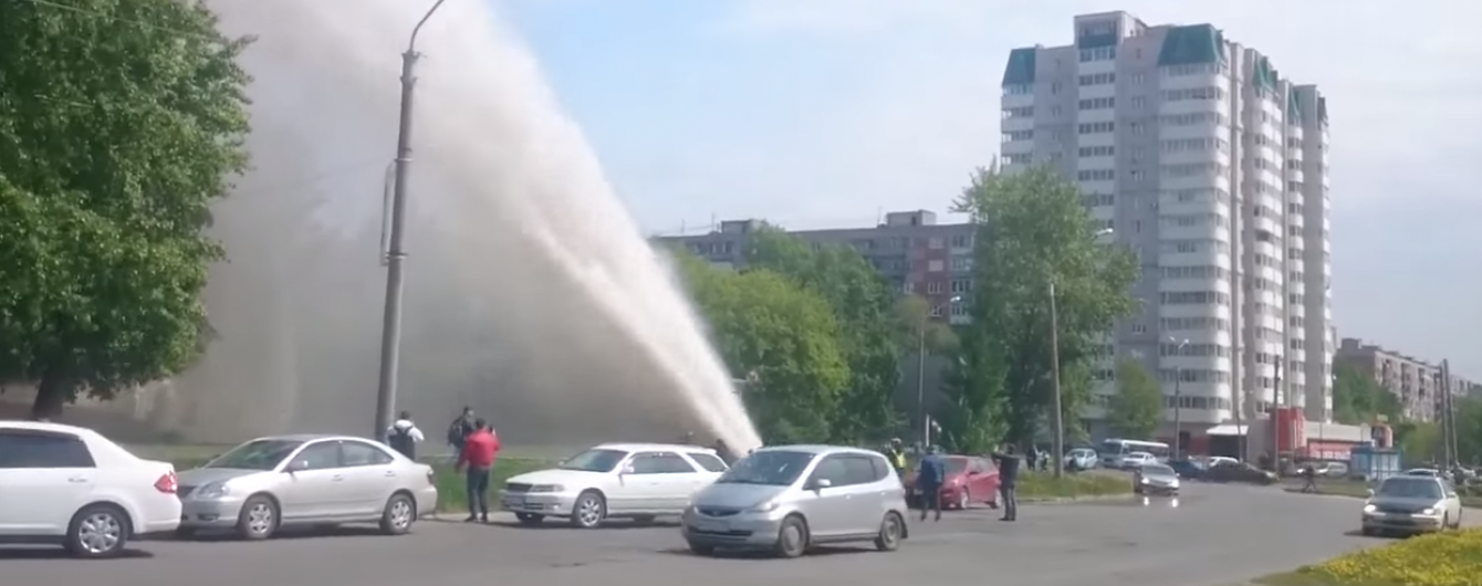 У Росії "гейзер" із пошкодженої труби виніс шибки на 9-му поверсі будинку
