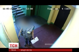 Працівниця "Київенерго" викручувала лампочки в під'їздах киян