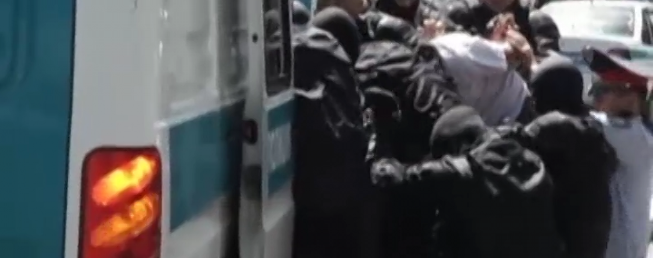 У Казахстані правоохоронці розгромили мітинги опозиції