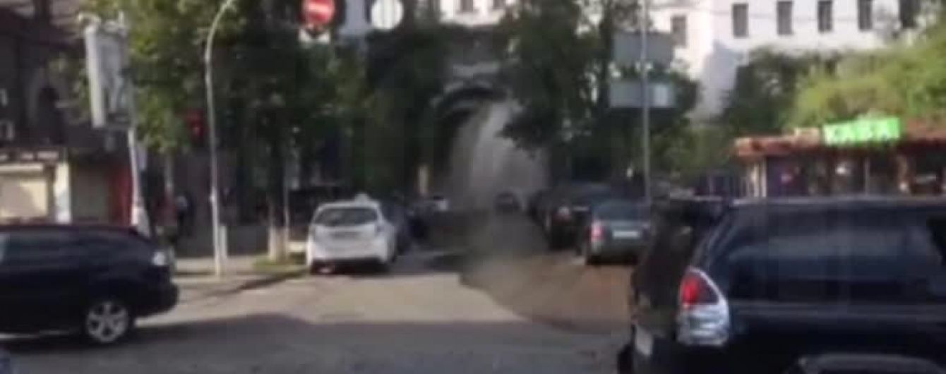 У центрі Києва забив "гейзер"