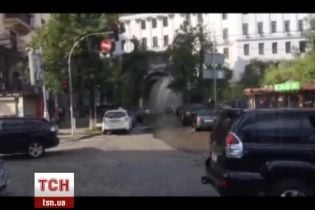 У центрі Києва забив "гейзер"