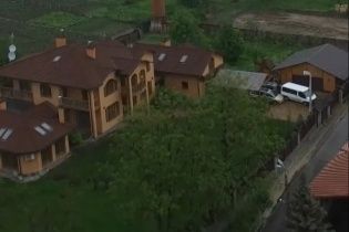 Шикарні палаци й тенісні корти. Як живуть голови елітних сіл на Київщині