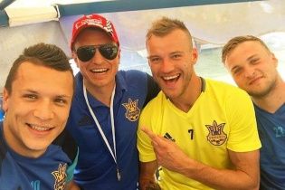 Залаштунки зборів. Як футболісти збірної України відпочивають з дружинами перед Євро