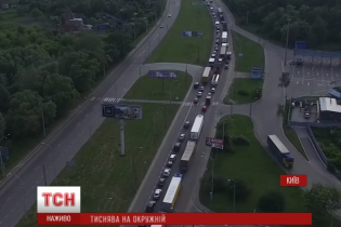 Масштабна аварія в Києві: розбиті фура та машина інкасаторів, затор на 5 км