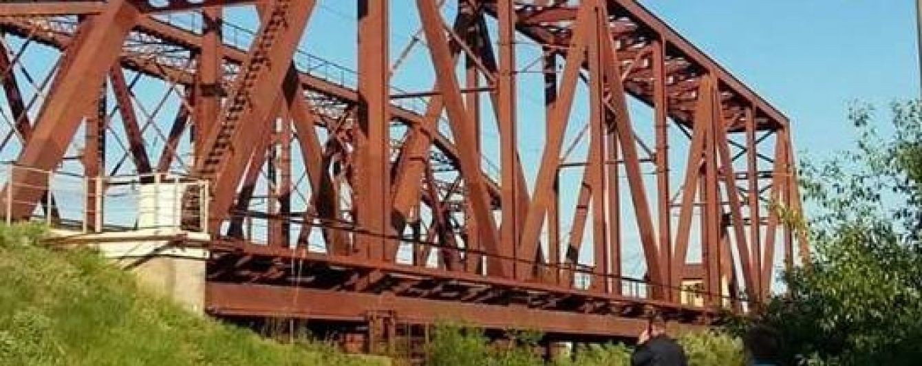 Під Києвом підліток упав із моста, намагаючись зробити селфі