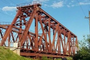Під Києвом підліток упав із моста, намагаючись зробити селфі