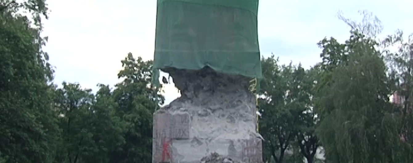 У Києві після третьої спроби демонтажу встояв пам'ятник чекістам