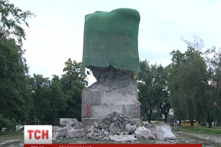 У Києві після третьої спроби демонтажу встояв пам'ятник чекістам