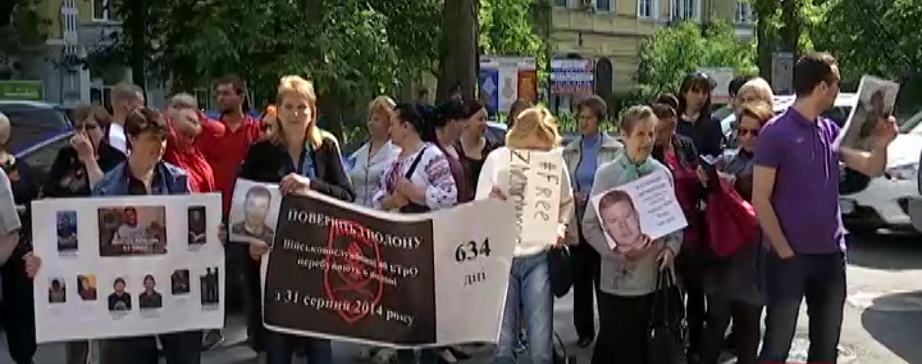 Матері полонених українців пікетували три посольства і пробилися до Савченко