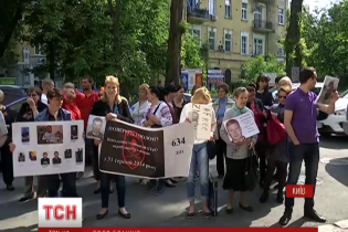 Матері полонених українців пікетували три посольства і пробилися до Савченко