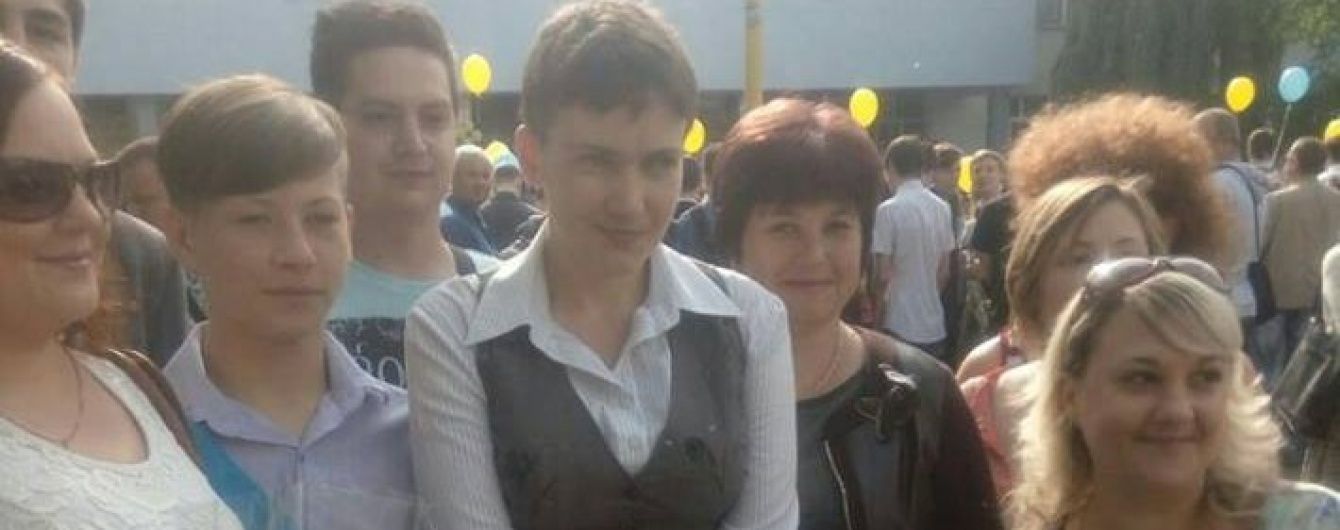 Савченко відвідала рідну школу в день останнього дзвоника