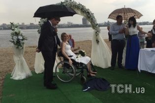 Волонтерка Зінкевич вийшла заміж під зливою та з весільним реанімобілем
