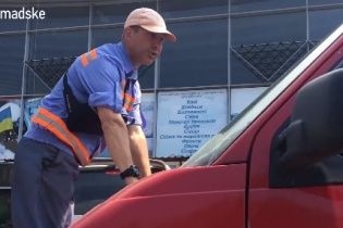 Водій українського телеканалу провіз на капоті паркувальника