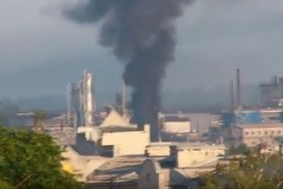 У окупованому Докучаєвську палає комбінат, в який влучив снаряд