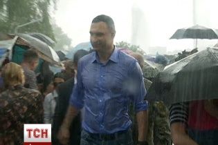 До нитки змоклий Кличко відкрив світломузичні фонтани на Русанівці