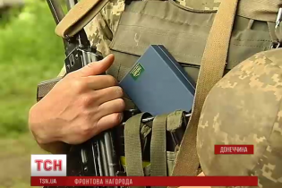 Українські бійці отримали пам'ятні відзнаки за оборону промзони Авдіївки