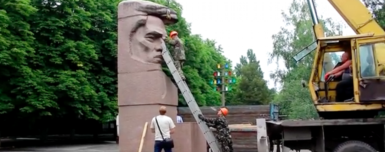 У Херсоні демонтували пам'ятник більшовику