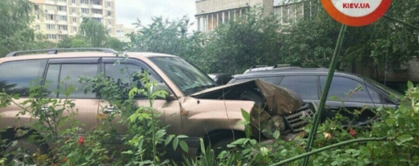 У Києві суддя напідпитку припаркувався у чуже авто