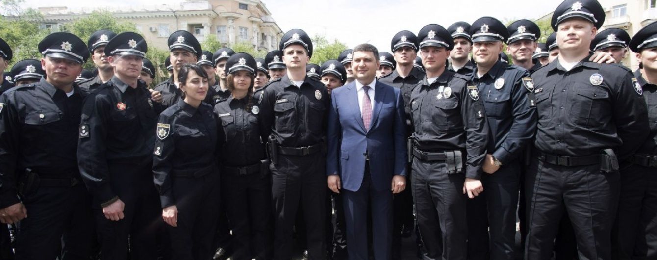 На присягу поліцейських Маріуполя приїхав голова місії ЄС