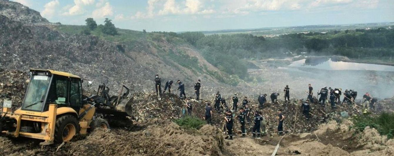 У Мережі з'явилося відео пошукової операції з-під завалу на сміттєзвалищі
