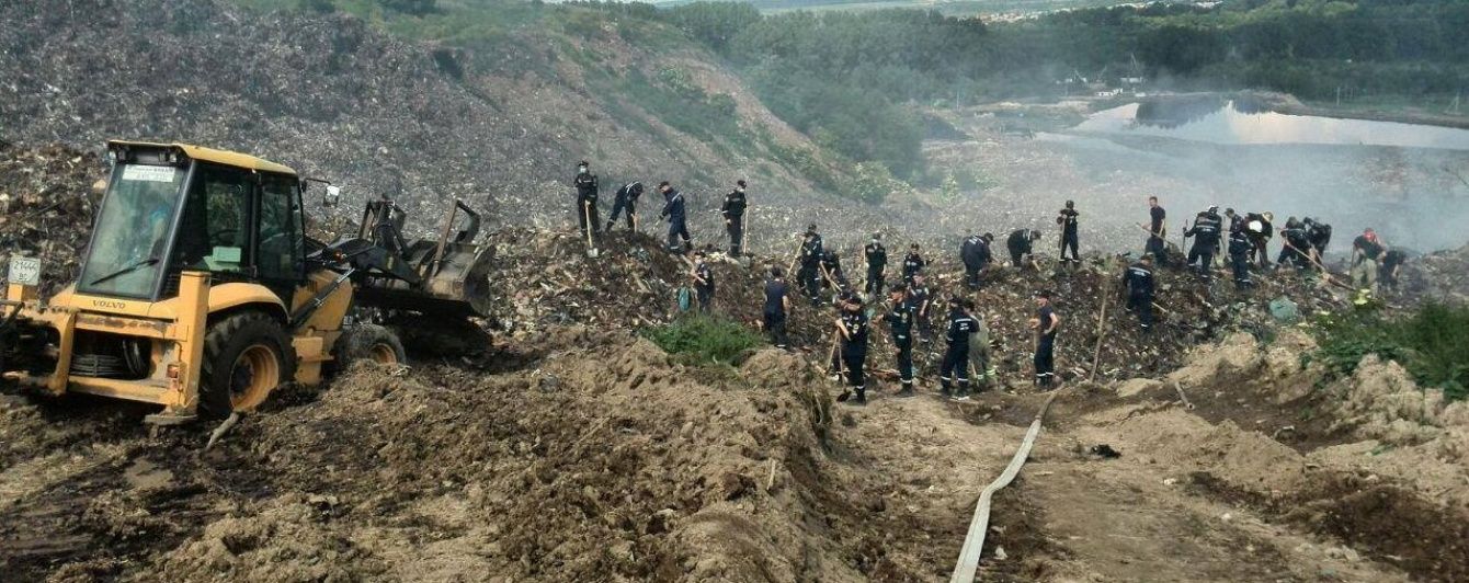 На звалищі біля Львова поновили пошукові роботи трьох рятувальників, яких завалили гори сміття