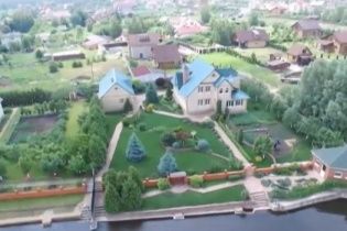 Під Києвом можновладці зводять шикарні маєтки на берегах Дніпра, де заборонено будівництво