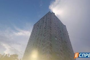 У Києві трирічна дитина випала з вікна 15-го поверху – ЗМІ