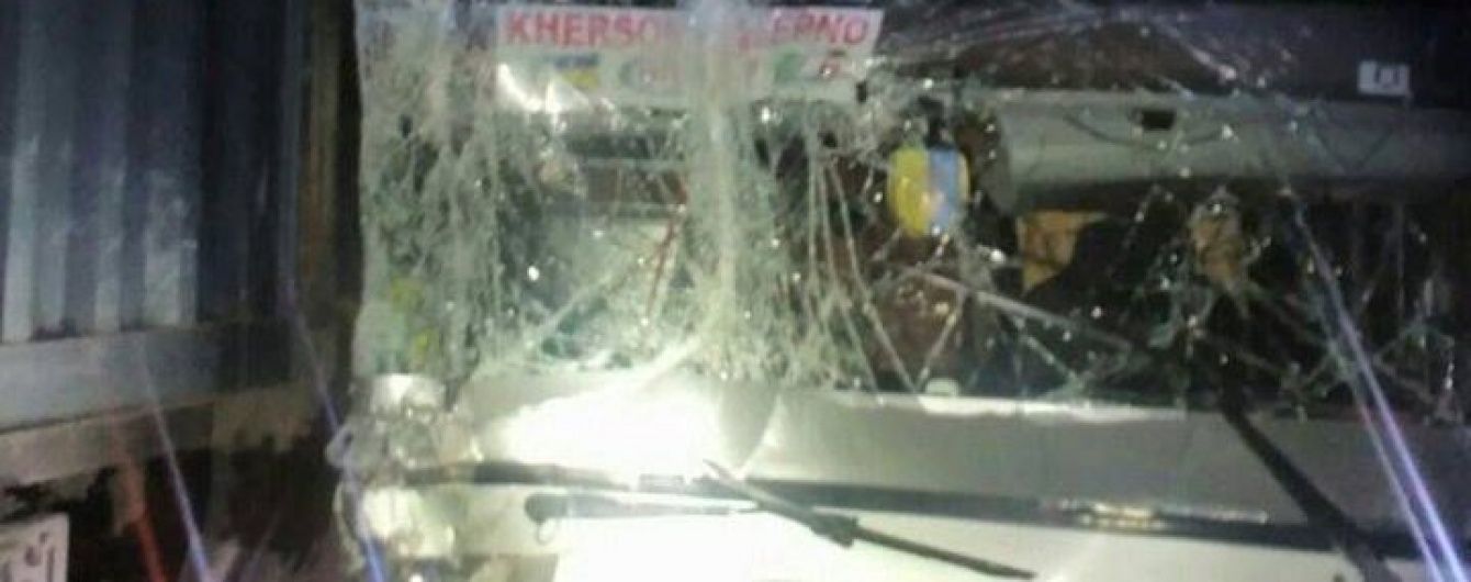 У Миколаєві вночі пасажирський автобус протаранив вантажівку