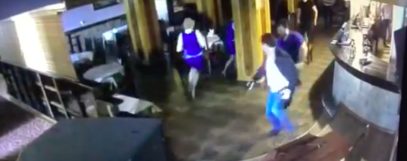 У Мережі з'явилося відео нещадної стрілянини в російському ресторані