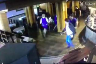 У Мережі з'явилося відео нещадної стрілянини в російському ресторані