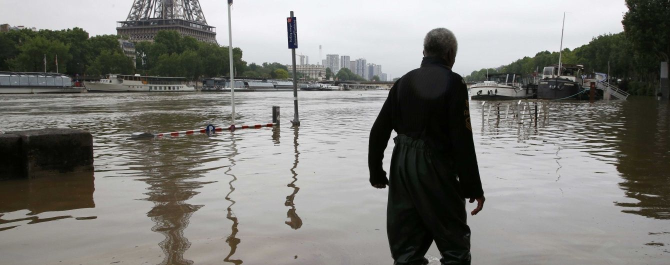 Велика вода у Франції: у Парижі зачинають Лувр і метро