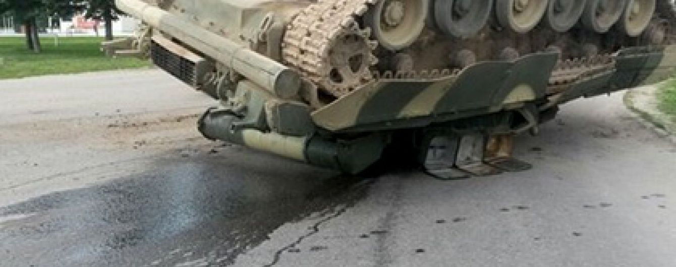 У Росії перекинувся танк