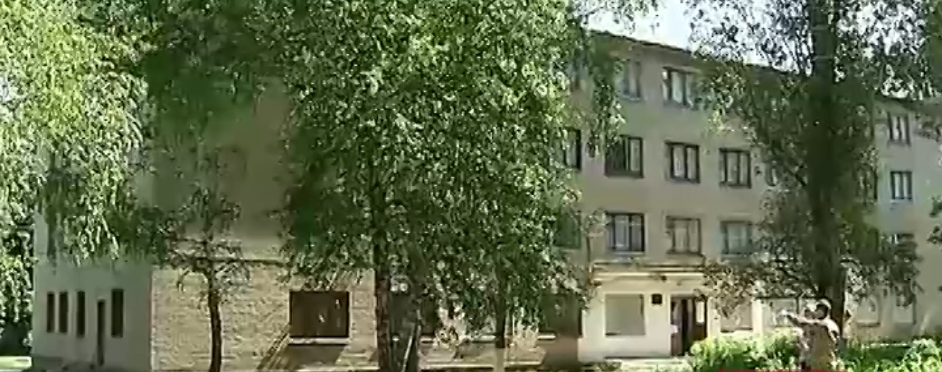 Ворог з важкої артилерії обстріляв житлові будинки і технікум у Красногорівці