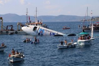 З'явилося відео, як у Туреччині на втіху туристам затопили літак