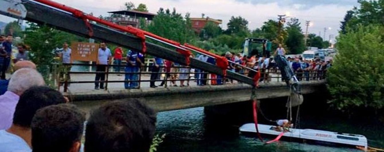 У Туреччині автобус із дітьми впав у воду: є загиблі